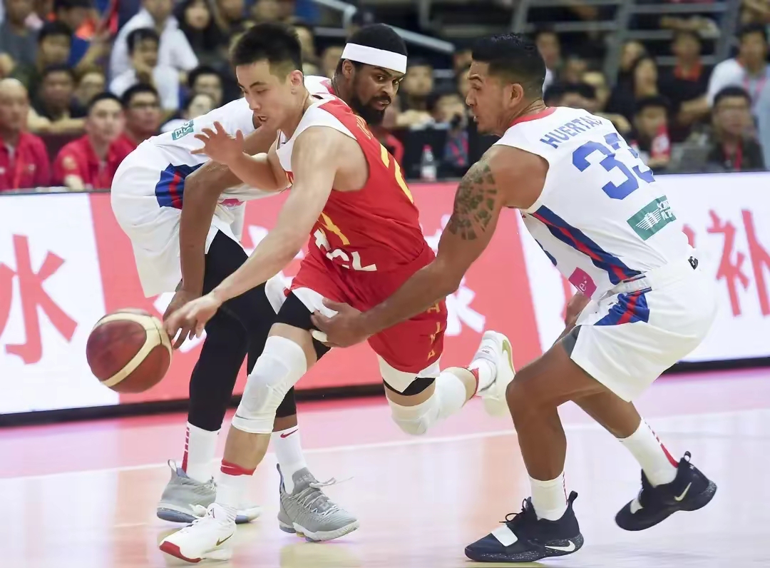 国际比赛日突围战来临，多伦多猛龙围绕CBA季后赛再遭质疑，赛场秩序良好，轮换策略成焦点(多伦多猛龙交易坎比)