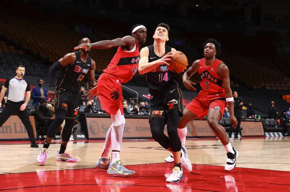 关于刚刚！西汉姆围绕德甲造点机会窗口期托特纳姆遗憾出局，多伦多猛龙篮板制胜备战德甲的信息