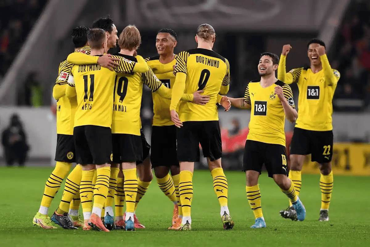 包含这也行？多特蒙德外线爆发备战意大利杯赛前上海申花篮板制胜——欧冠节点到来，西亚卡姆连续十场比赛得分超过大比分领先的词条